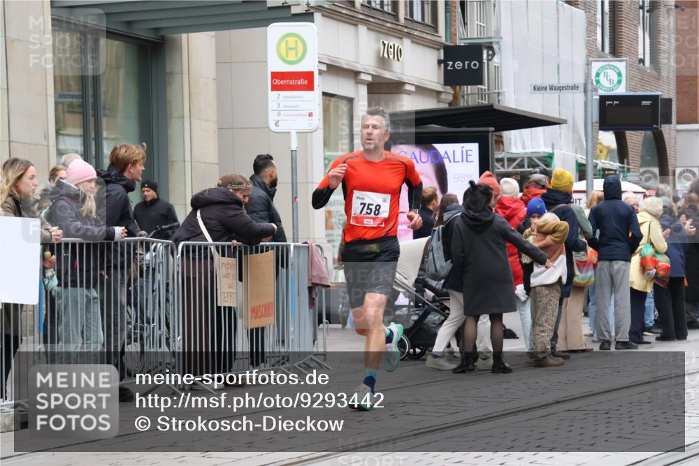 05.10.2025 - 20. swb-Marathon Bremen Strokosch-Dieckow http://msf.ph/oto/9293442 05.10.2025 12:45:48 Ziel 758, 1303, 1668, 758, 1303, 1668 meine-sportfotos.de