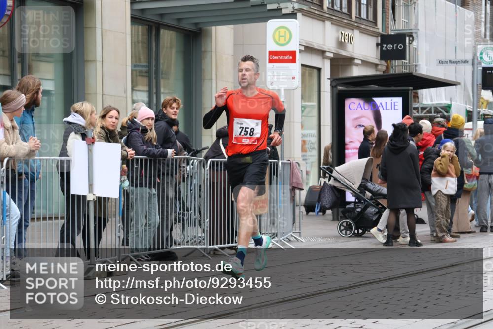 05.10.2025 - 20. swb-Marathon Bremen Strokosch-Dieckow http://msf.ph/oto/9293455 05.10.2025 12:45:48 Ziel 758, 1303, 1668, 758, 1303, 1668 meine-sportfotos.de