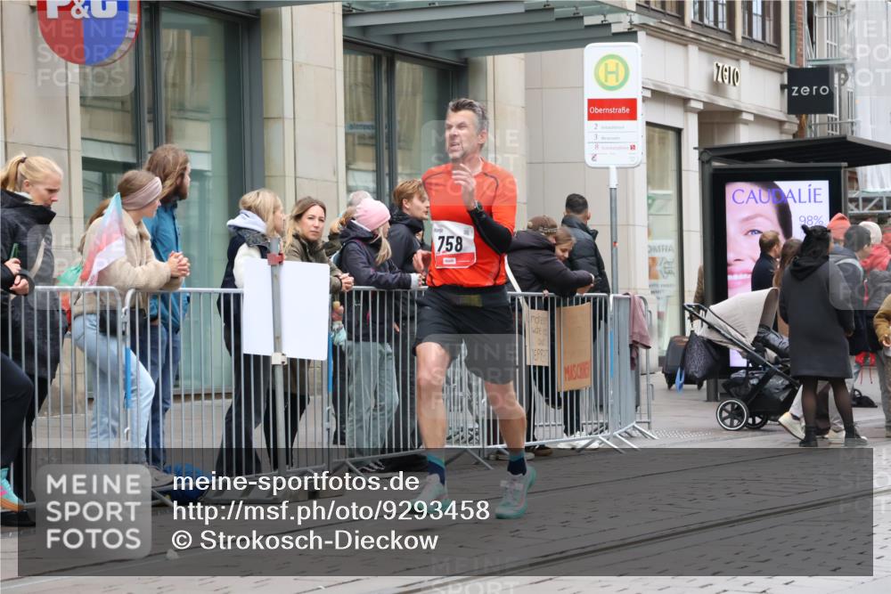 05.10.2025 - 20. swb-Marathon Bremen Strokosch-Dieckow http://msf.ph/oto/9293458 05.10.2025 12:45:49 Ziel 758, 1303, 1668, 758, 1303, 1668 meine-sportfotos.de
