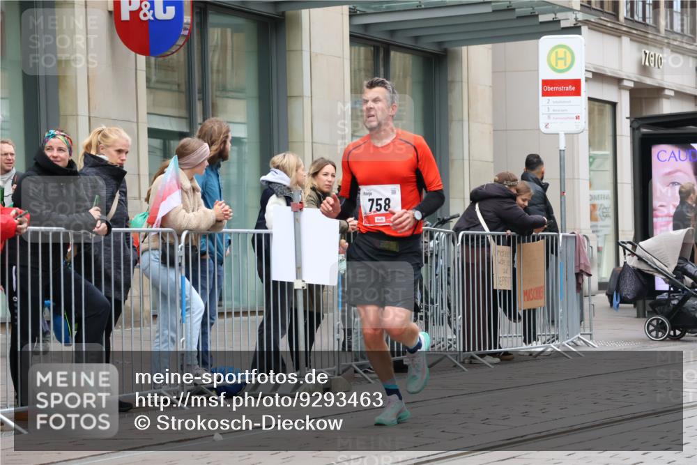 05.10.2025 - 20. swb-Marathon Bremen Strokosch-Dieckow http://msf.ph/oto/9293463 05.10.2025 12:45:49 Ziel 758, 1303, 1668, 758, 1303, 1668 meine-sportfotos.de