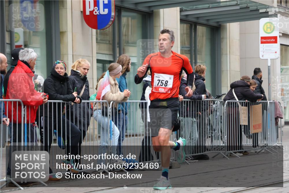 05.10.2025 - 20. swb-Marathon Bremen Strokosch-Dieckow http://msf.ph/oto/9293469 05.10.2025 12:45:49 Ziel 758, 1303, 1668, 758, 1303, 1668 meine-sportfotos.de