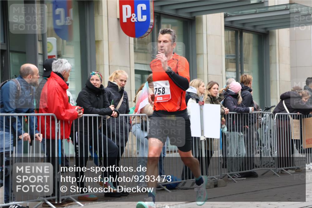 05.10.2025 - 20. swb-Marathon Bremen Strokosch-Dieckow http://msf.ph/oto/9293473 05.10.2025 12:45:49 Ziel 758, 1303, 1668, 758, 1303, 1668 meine-sportfotos.de