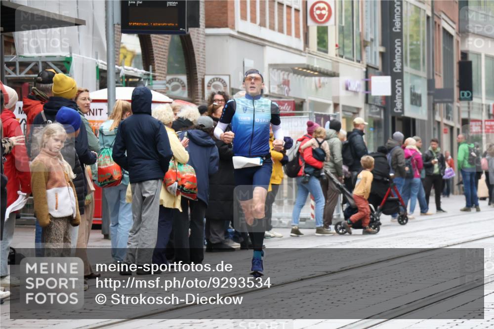 05.10.2025 - 20. swb-Marathon Bremen Strokosch-Dieckow http://msf.ph/oto/9293534 05.10.2025 12:45:57 Ziel 758, 1303, 1668, 2682, 758, 1303, 1668, 2682 meine-sportfotos.de