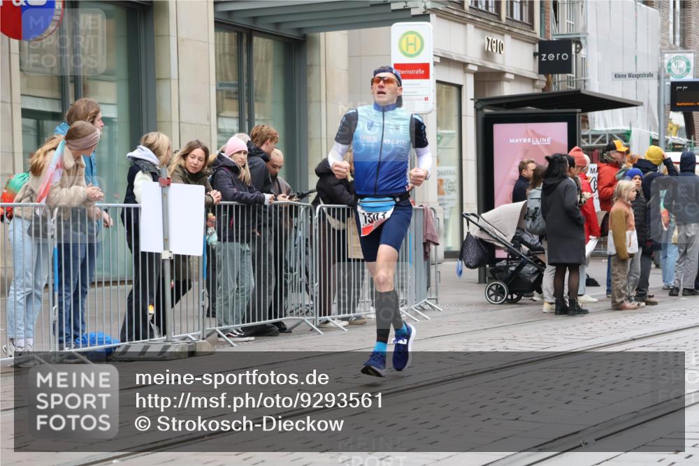 05.10.2025 - 20. swb-Marathon Bremen Strokosch-Dieckow http://msf.ph/oto/9293561 05.10.2025 12:46:01 Ziel 1303, 2682, 1303, 2682 meine-sportfotos.de