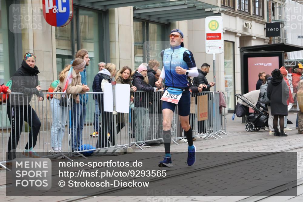 05.10.2025 - 20. swb-Marathon Bremen Strokosch-Dieckow http://msf.ph/oto/9293565 05.10.2025 12:46:01 Ziel 1303, 2682, 1303, 2682 meine-sportfotos.de