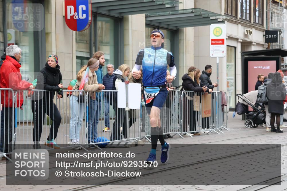 05.10.2025 - 20. swb-Marathon Bremen Strokosch-Dieckow http://msf.ph/oto/9293570 05.10.2025 12:46:02 Ziel 1303, 2682, 1303, 2682 meine-sportfotos.de