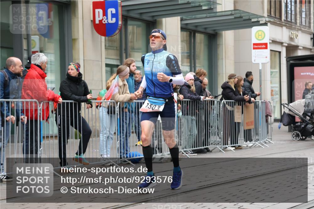 05.10.2025 - 20. swb-Marathon Bremen Strokosch-Dieckow http://msf.ph/oto/9293576 05.10.2025 12:46:02 Ziel 1303, 2682, 1303, 2682 meine-sportfotos.de
