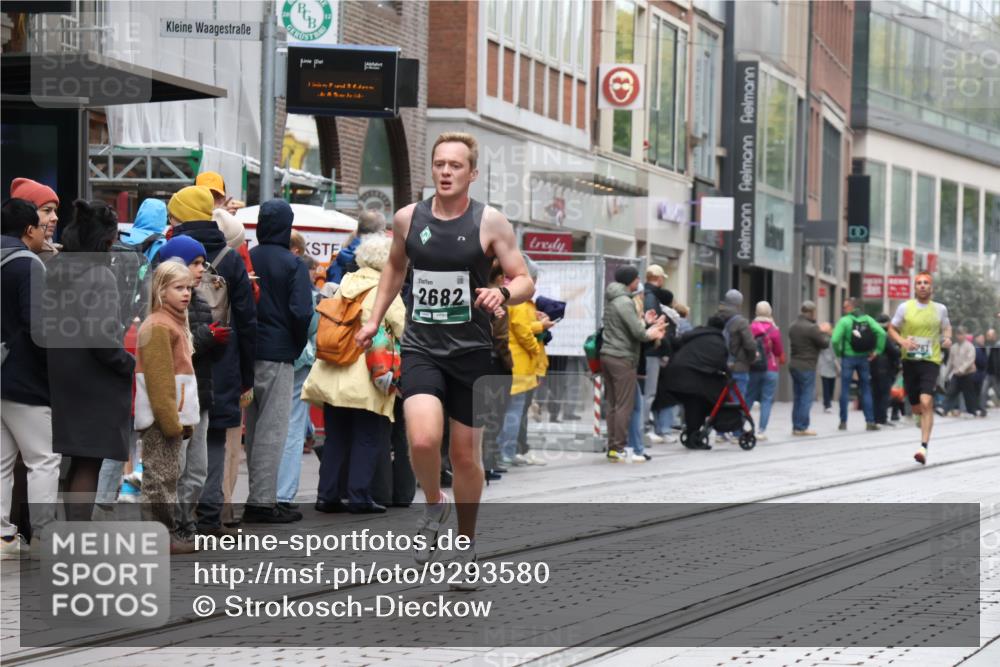 05.10.2025 - 20. swb-Marathon Bremen Strokosch-Dieckow http://msf.ph/oto/9293580 05.10.2025 12:46:17 Ziel 2682, 4251, 8582, 2682, 4251, 8582 meine-sportfotos.de