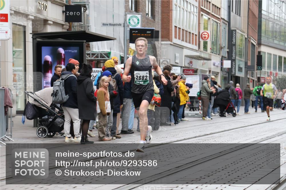05.10.2025 - 20. swb-Marathon Bremen Strokosch-Dieckow http://msf.ph/oto/9293586 05.10.2025 12:46:17 Ziel 2682, 4251, 8582, 2682, 4251, 8582 meine-sportfotos.de