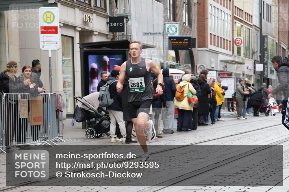 05.10.2025 - 20. swb-Marathon Bremen Strokosch-Dieckow http://msf.ph/oto/9293595 05.10.2025 12:46:18 Ziel 2682, 4251, 8582, 2682, 4251, 8582 meine-sportfotos.de