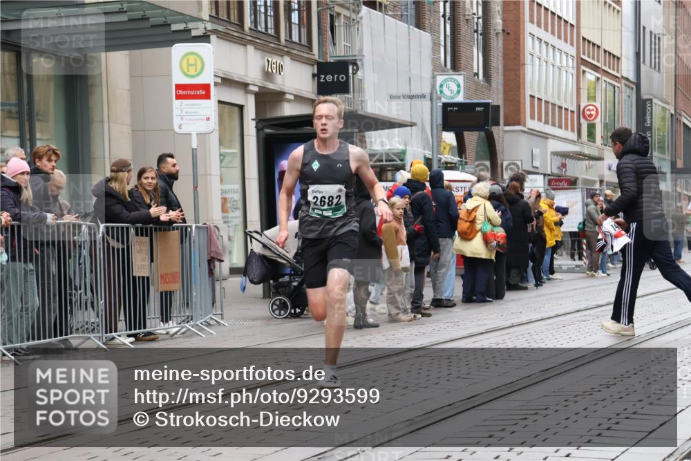 05.10.2025 - 20. swb-Marathon Bremen Strokosch-Dieckow http://msf.ph/oto/9293599 05.10.2025 12:46:18 Ziel 2682, 4251, 8582, 2682, 4251, 8582 meine-sportfotos.de