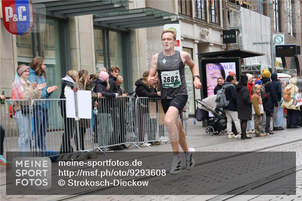 05.10.2025 - 20. swb-Marathon Bremen Strokosch-Dieckow http://msf.ph/oto/9293608 05.10.2025 12:46:18 Ziel 2682, 4251, 8582, 2682, 4251, 8582 meine-sportfotos.de