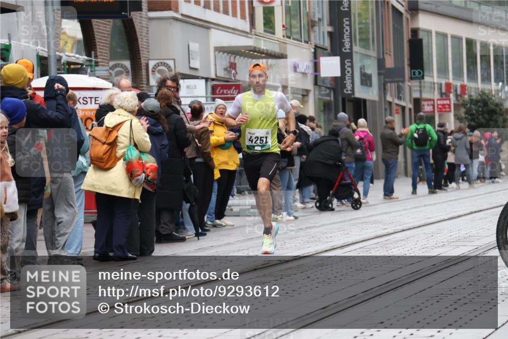 05.10.2025 - 20. swb-Marathon Bremen Strokosch-Dieckow http://msf.ph/oto/9293612 05.10.2025 12:46:21 Ziel 4251, 8582, 4251, 8582 meine-sportfotos.de
