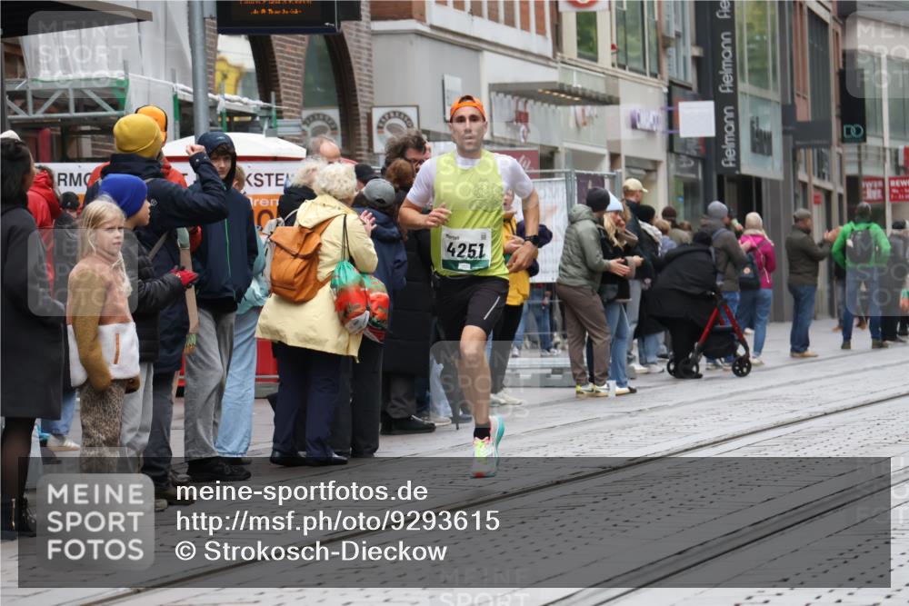 05.10.2025 - 20. swb-Marathon Bremen Strokosch-Dieckow http://msf.ph/oto/9293615 05.10.2025 12:46:22 Ziel 4251, 8582, 4251, 8582 meine-sportfotos.de