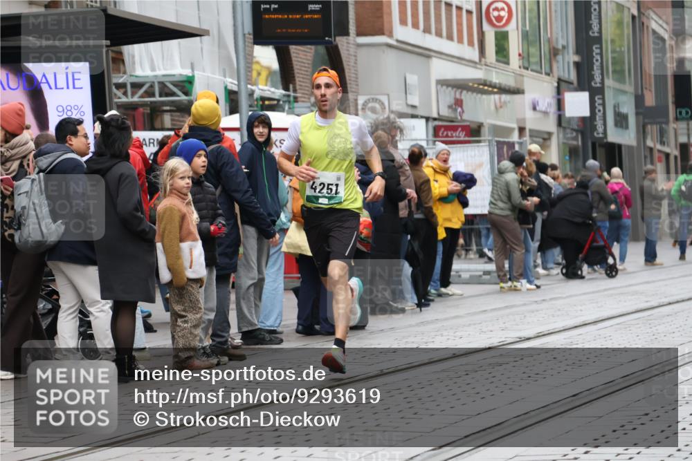 05.10.2025 - 20. swb-Marathon Bremen Strokosch-Dieckow http://msf.ph/oto/9293619 05.10.2025 12:46:23 Ziel 4251, 8582, 4251, 8582 meine-sportfotos.de