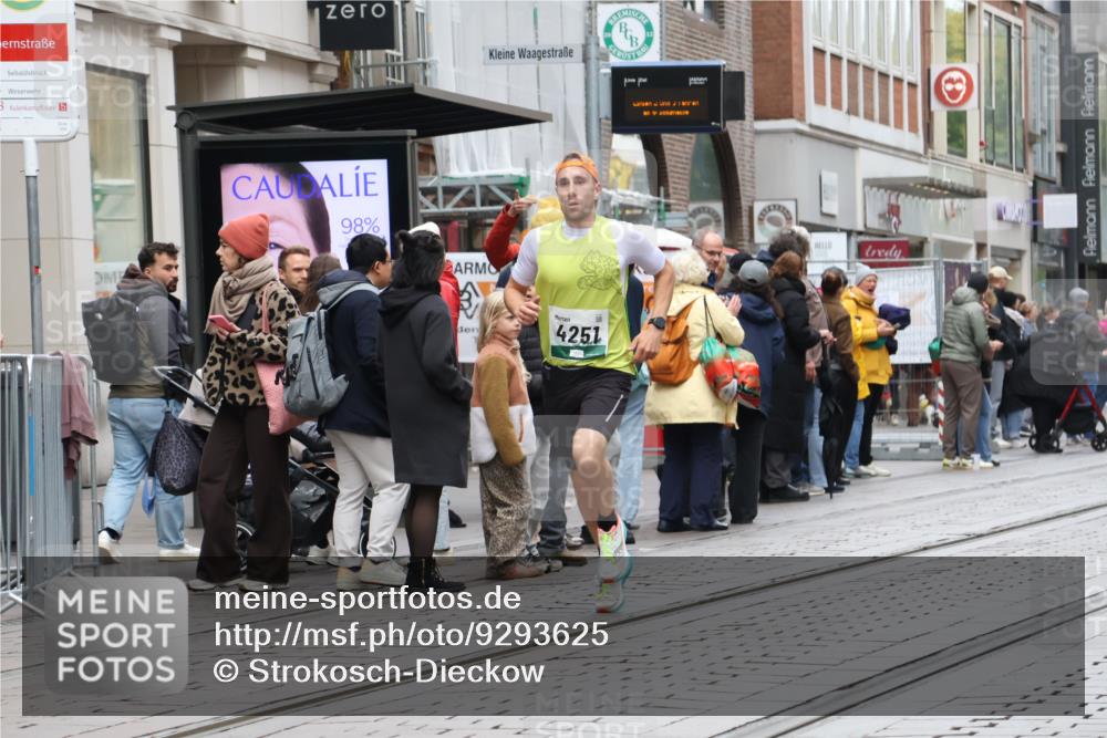 05.10.2025 - 20. swb-Marathon Bremen Strokosch-Dieckow http://msf.ph/oto/9293625 05.10.2025 12:46:23 Ziel 4251, 8582, 4251, 8582 meine-sportfotos.de