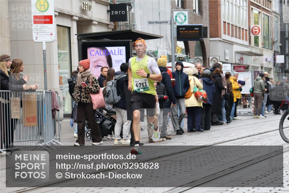05.10.2025 - 20. swb-Marathon Bremen Strokosch-Dieckow http://msf.ph/oto/9293628 05.10.2025 12:46:24 Ziel 4251, 8582, 4251, 8582 meine-sportfotos.de