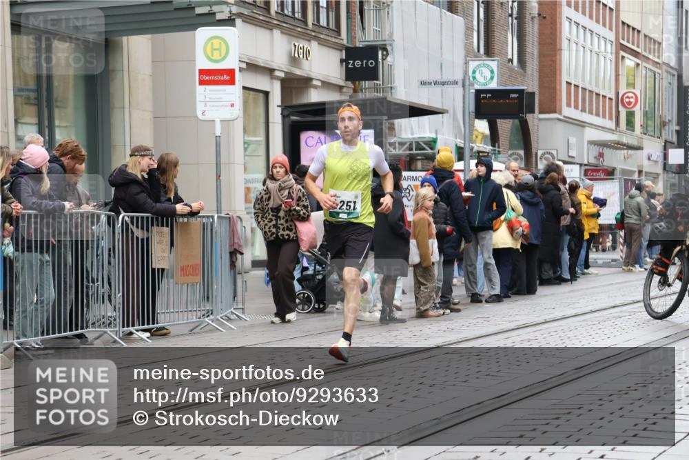 05.10.2025 - 20. swb-Marathon Bremen Strokosch-Dieckow http://msf.ph/oto/9293633 05.10.2025 12:46:24 Ziel 4251, 8582, 4251, 8582 meine-sportfotos.de