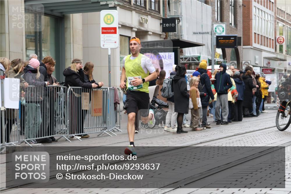 05.10.2025 - 20. swb-Marathon Bremen Strokosch-Dieckow http://msf.ph/oto/9293637 05.10.2025 12:46:24 Ziel 4251, 8582, 4251, 8582 meine-sportfotos.de