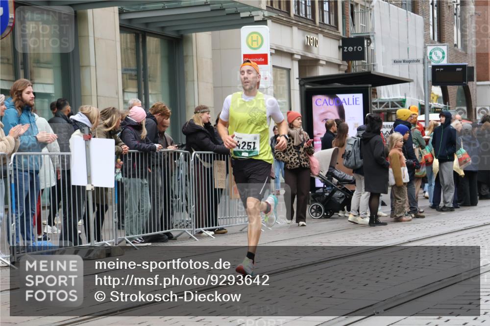 05.10.2025 - 20. swb-Marathon Bremen Strokosch-Dieckow http://msf.ph/oto/9293642 05.10.2025 12:46:25 Ziel 4251, 8582, 4251, 8582 meine-sportfotos.de