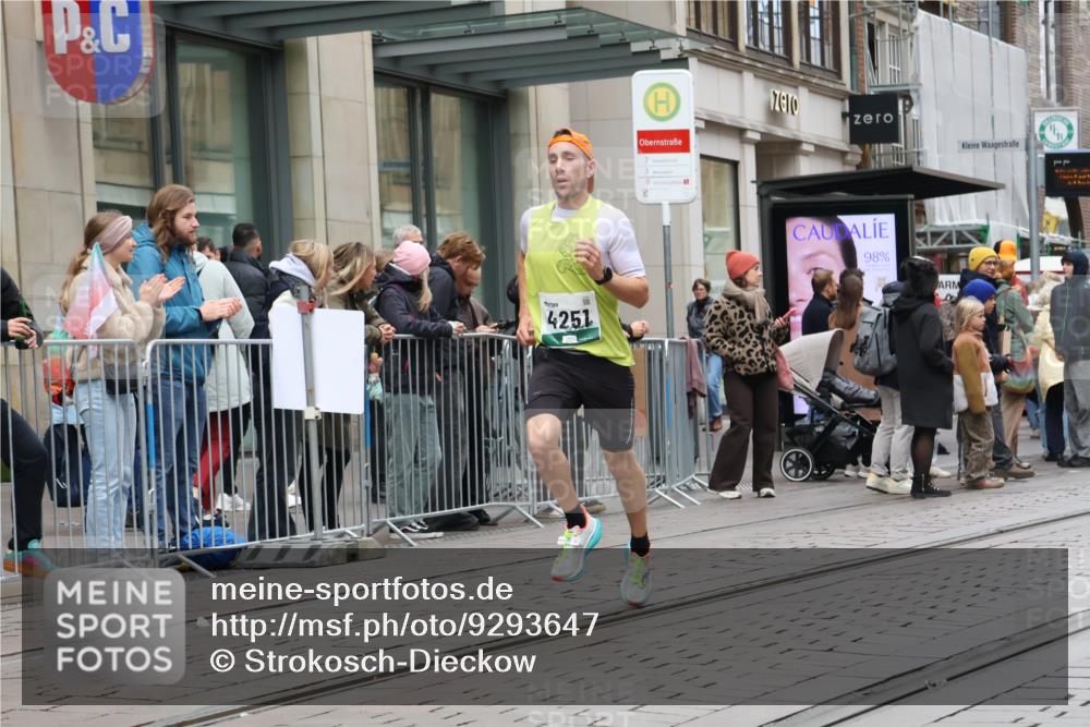 05.10.2025 - 20. swb-Marathon Bremen Strokosch-Dieckow http://msf.ph/oto/9293647 05.10.2025 12:46:25 Ziel 4251, 8582, 4251, 8582 meine-sportfotos.de