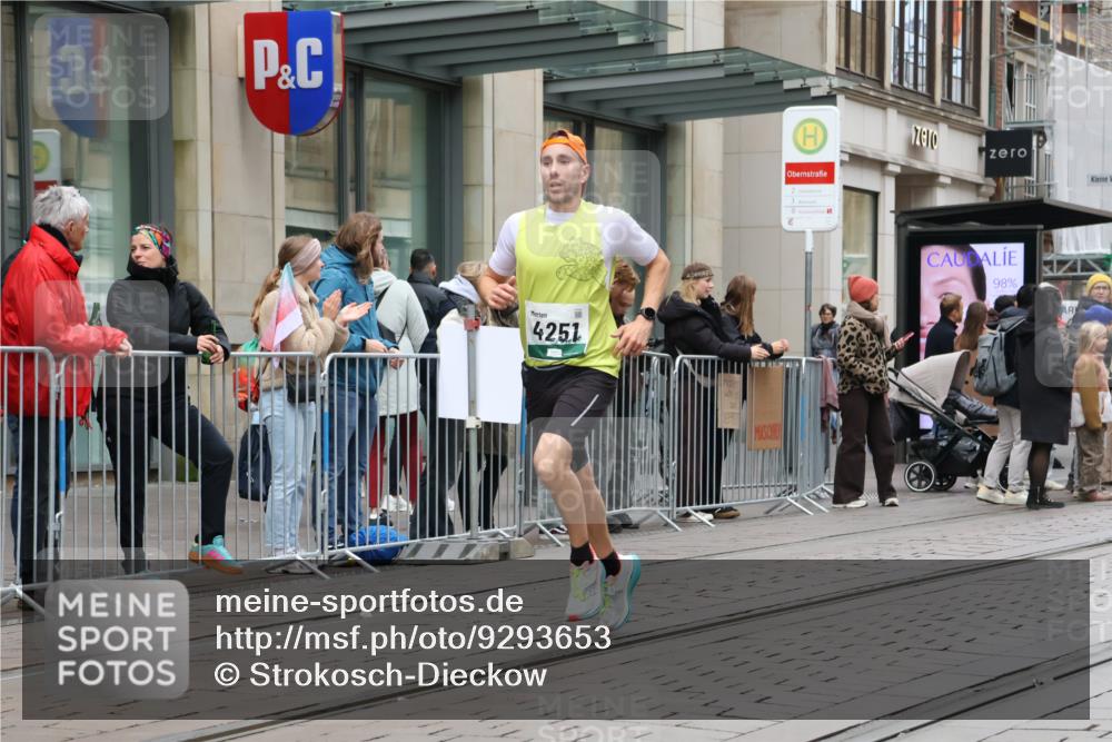 05.10.2025 - 20. swb-Marathon Bremen Strokosch-Dieckow http://msf.ph/oto/9293653 05.10.2025 12:46:25 Ziel 4251, 8582, 4251, 8582 meine-sportfotos.de