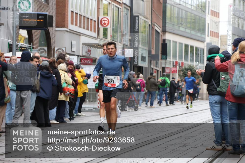 05.10.2025 - 20. swb-Marathon Bremen Strokosch-Dieckow http://msf.ph/oto/9293658 05.10.2025 12:46:37 Ziel 940, 1571, 6957, 8582, 940, 1571, 6957, 8582 meine-sportfotos.de