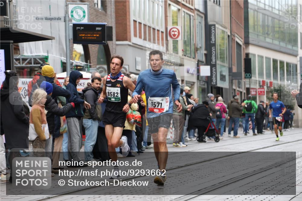 05.10.2025 - 20. swb-Marathon Bremen Strokosch-Dieckow http://msf.ph/oto/9293662 05.10.2025 12:46:37 Ziel 940, 1571, 6957, 8582, 940, 1571, 6957, 8582 meine-sportfotos.de
