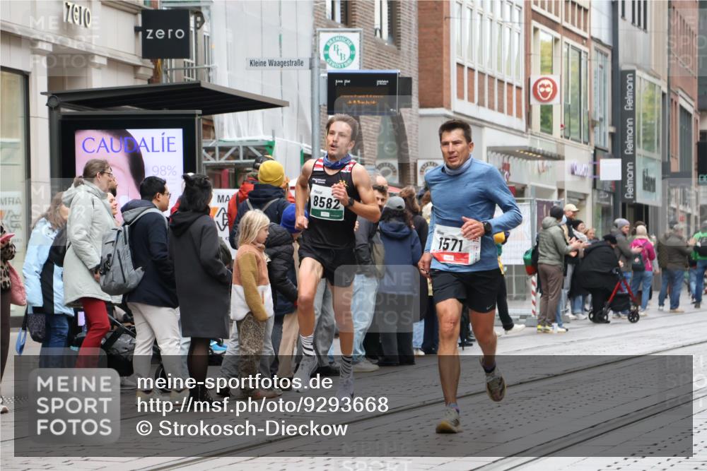 05.10.2025 - 20. swb-Marathon Bremen Strokosch-Dieckow http://msf.ph/oto/9293668 05.10.2025 12:46:38 Ziel 940, 1571, 6957, 8582, 940, 1571, 6957, 8582 meine-sportfotos.de