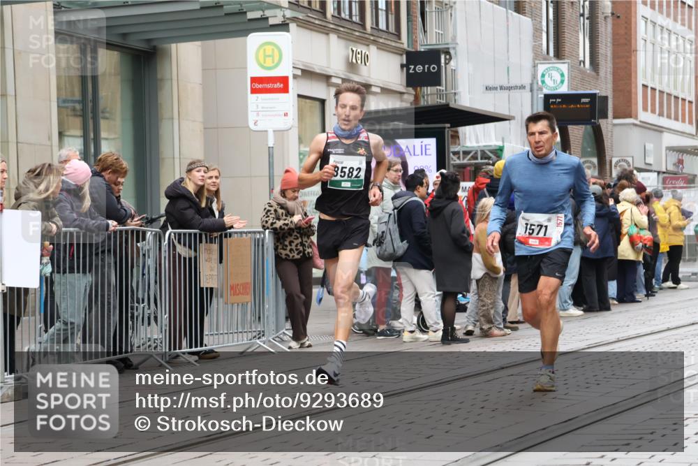 05.10.2025 - 20. swb-Marathon Bremen Strokosch-Dieckow http://msf.ph/oto/9293689 05.10.2025 12:46:39 Ziel 940, 1571, 6957, 8582, 940, 1571, 6957, 8582 meine-sportfotos.de