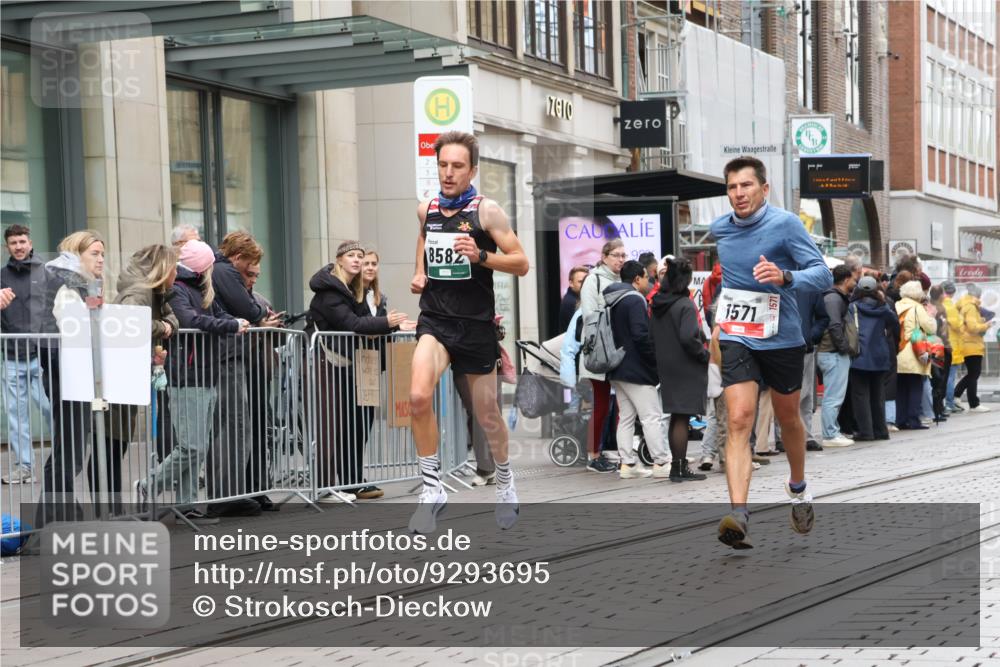 05.10.2025 - 20. swb-Marathon Bremen Strokosch-Dieckow http://msf.ph/oto/9293695 05.10.2025 12:46:39 Ziel 940, 1571, 6957, 8582, 940, 1571, 6957, 8582 meine-sportfotos.de