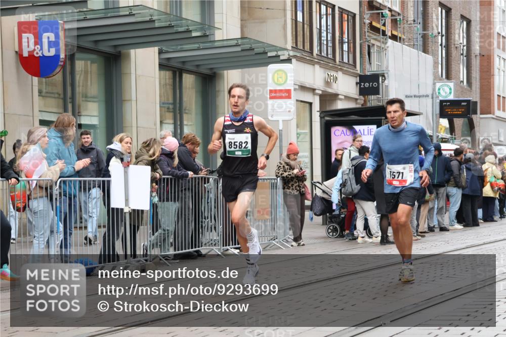 05.10.2025 - 20. swb-Marathon Bremen Strokosch-Dieckow http://msf.ph/oto/9293699 05.10.2025 12:46:39 Ziel 940, 1571, 6957, 8582, 940, 1571, 6957, 8582 meine-sportfotos.de