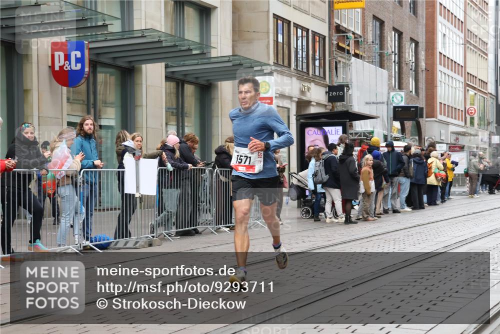 05.10.2025 - 20. swb-Marathon Bremen Strokosch-Dieckow http://msf.ph/oto/9293711 05.10.2025 12:46:41 Ziel 940, 1571, 6957, 7259, 8582, 940, 1571, 6957, 7259, 8582 meine-sportfotos.de