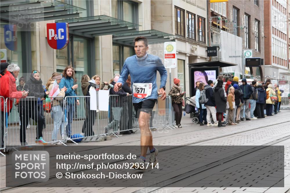 05.10.2025 - 20. swb-Marathon Bremen Strokosch-Dieckow http://msf.ph/oto/9293714 05.10.2025 12:46:41 Ziel 940, 1571, 6957, 7259, 8582, 940, 1571, 6957, 7259, 8582 meine-sportfotos.de