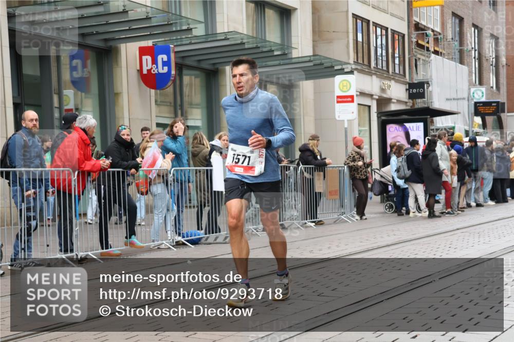 05.10.2025 - 20. swb-Marathon Bremen Strokosch-Dieckow http://msf.ph/oto/9293718 05.10.2025 12:46:41 Ziel 940, 1571, 6957, 7259, 8582, 940, 1571, 6957, 7259, 8582 meine-sportfotos.de