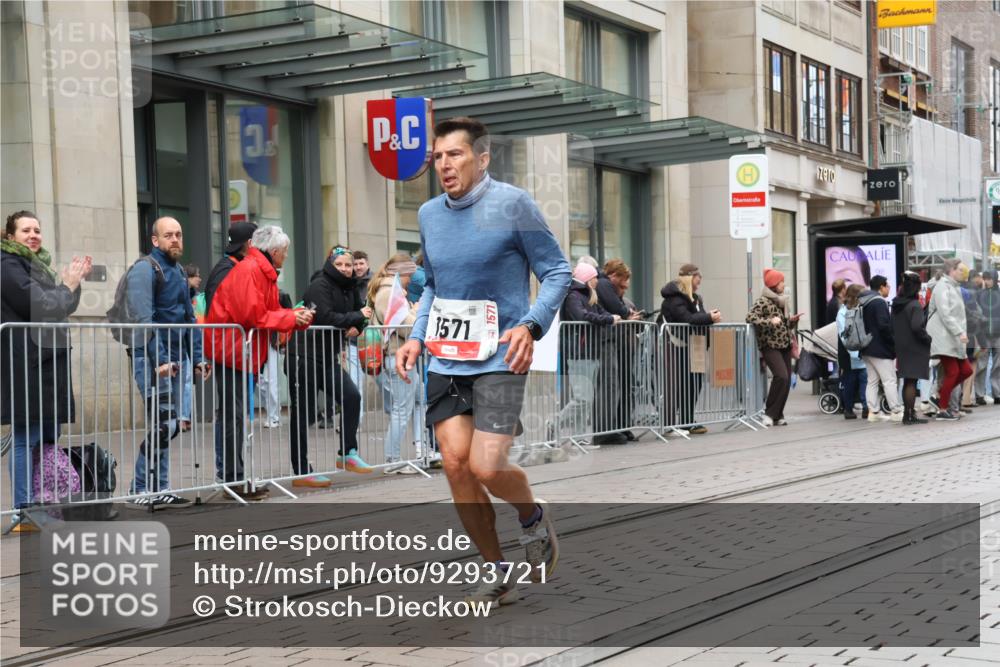05.10.2025 - 20. swb-Marathon Bremen Strokosch-Dieckow http://msf.ph/oto/9293721 05.10.2025 12:46:42 Ziel 940, 1571, 6957, 7259, 8582, 940, 1571, 6957, 7259, 8582 meine-sportfotos.de