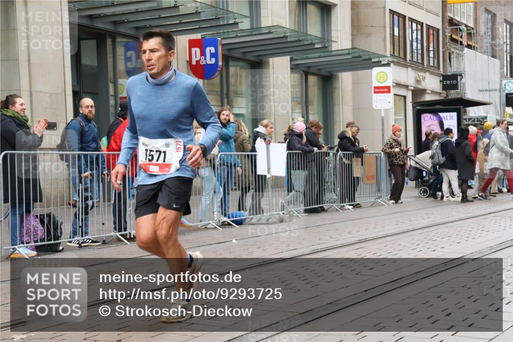 05.10.2025 - 20. swb-Marathon Bremen Strokosch-Dieckow http://msf.ph/oto/9293725 05.10.2025 12:46:42 Ziel 940, 1571, 6957, 7259, 8582, 940, 1571, 6957, 7259, 8582 meine-sportfotos.de