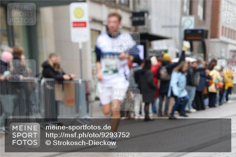 05.10.2025 - 20. swb-Marathon Bremen Strokosch-Dieckow http://msf.ph/oto/9293752 05.10.2025 12:46:52 Ziel 940, 999, 1700, 6957, 7259, 940, 999, 1700, 6957, 7259 meine-sportfotos.de