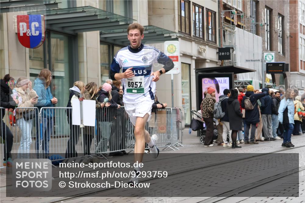 05.10.2025 - 20. swb-Marathon Bremen Strokosch-Dieckow http://msf.ph/oto/9293759 05.10.2025 12:46:52 Ziel 940, 999, 1700, 6957, 7259, 940, 999, 1700, 6957, 7259 meine-sportfotos.de