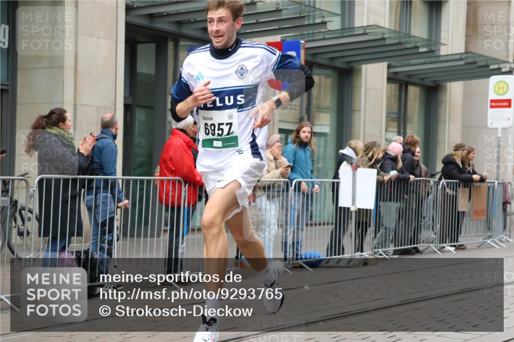 05.10.2025 - 20. swb-Marathon Bremen Strokosch-Dieckow http://msf.ph/oto/9293765 05.10.2025 12:46:53 Ziel 940, 999, 1700, 6957, 7259, 940, 999, 1700, 6957, 7259 meine-sportfotos.de
