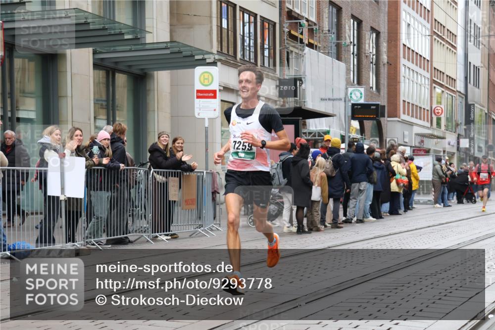 05.10.2025 - 20. swb-Marathon Bremen Strokosch-Dieckow http://msf.ph/oto/9293778 05.10.2025 12:47:01 Ziel 999, 1249, 1700, 7259, 9046, 999, 1249, 1700, 7259, 9046 meine-sportfotos.de