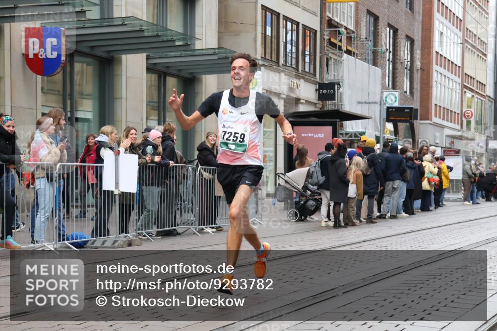 05.10.2025 - 20. swb-Marathon Bremen Strokosch-Dieckow http://msf.ph/oto/9293782 05.10.2025 12:47:02 Ziel 999, 1249, 1700, 7259, 9046, 999, 1249, 1700, 7259, 9046 meine-sportfotos.de