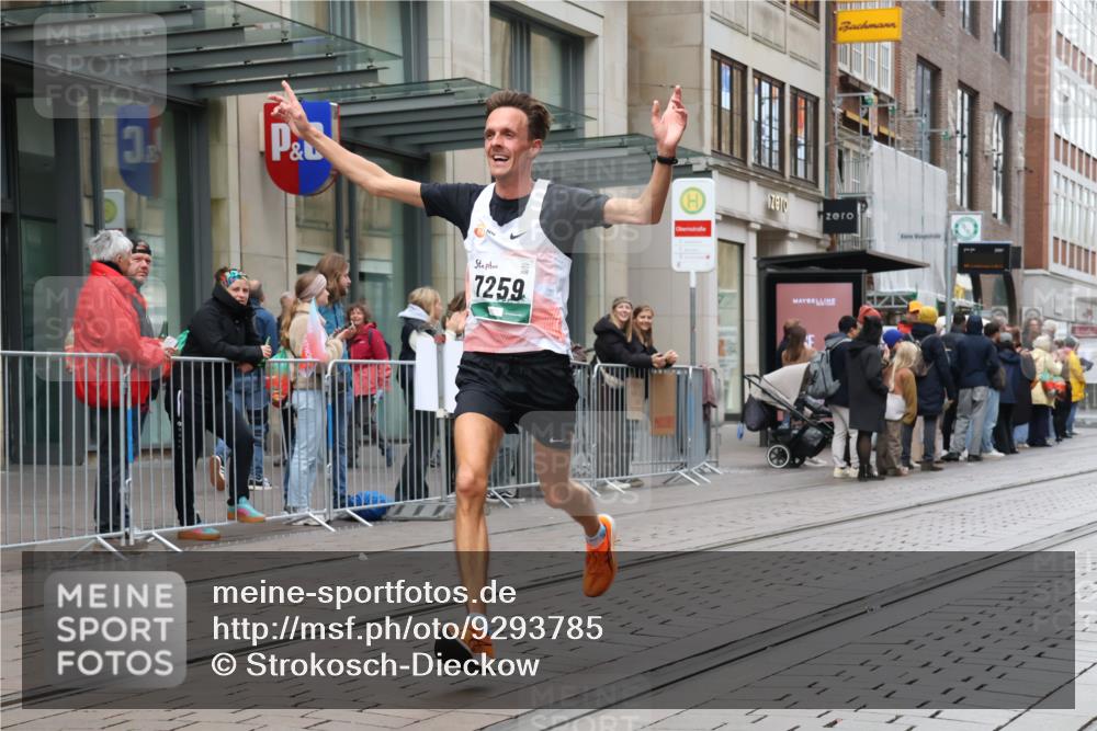 05.10.2025 - 20. swb-Marathon Bremen Strokosch-Dieckow http://msf.ph/oto/9293785 05.10.2025 12:47:02 Ziel 999, 1249, 1700, 7259, 9046, 999, 1249, 1700, 7259, 9046 meine-sportfotos.de