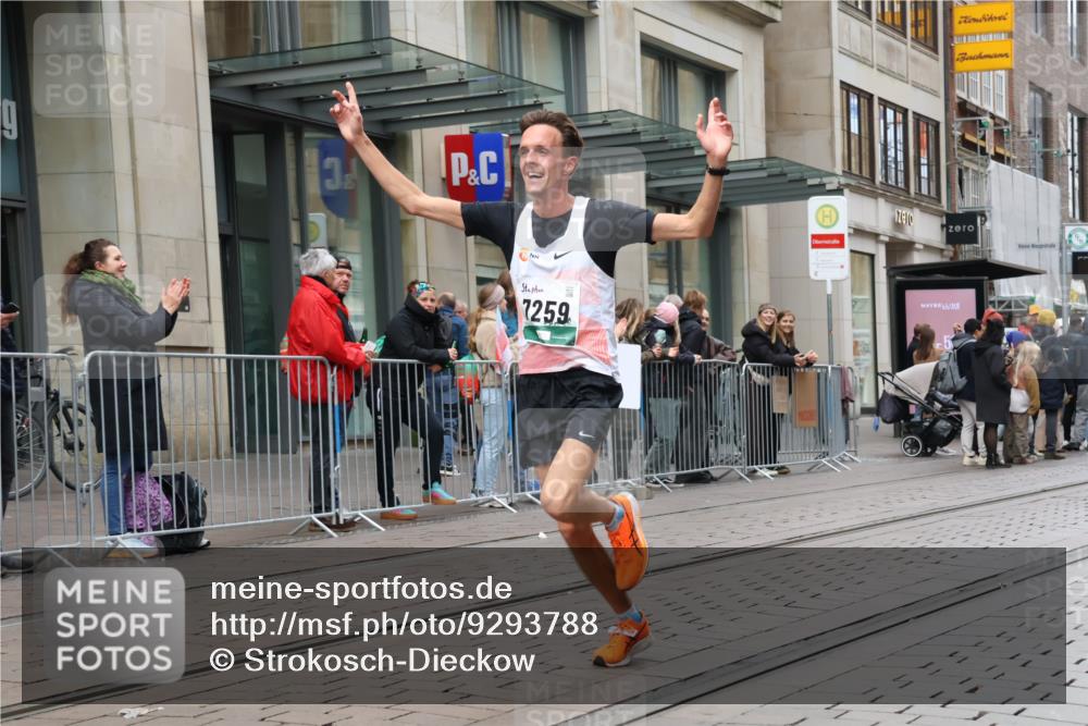 05.10.2025 - 20. swb-Marathon Bremen Strokosch-Dieckow http://msf.ph/oto/9293788 05.10.2025 12:47:02 Ziel 999, 1249, 1700, 7259, 9046, 999, 1249, 1700, 7259, 9046 meine-sportfotos.de