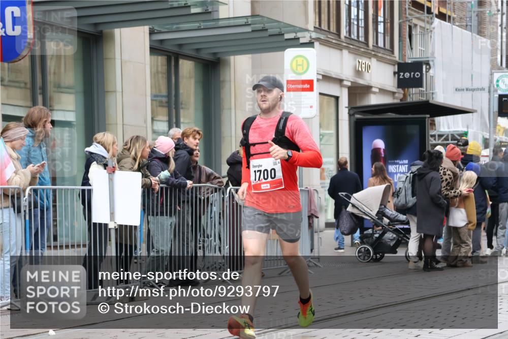 05.10.2025 - 20. swb-Marathon Bremen Strokosch-Dieckow http://msf.ph/oto/9293797 05.10.2025 12:47:09 Ziel 999, 1249, 1688, 1700, 6984, 9046, 999, 1249, 1688, 1700, 6984, 9046 meine-sportfotos.de