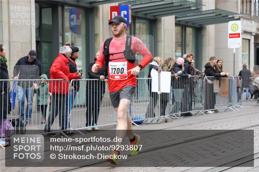 05.10.2025 - 20. swb-Marathon Bremen Strokosch-Dieckow http://msf.ph/oto/9293807 05.10.2025 12:47:10 Ziel 999, 1249, 1688, 1700, 6984, 9046, 999, 1249, 1688, 1700, 6984, 9046 meine-sportfotos.de