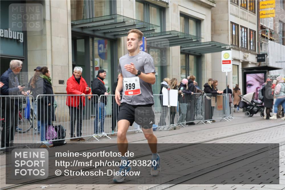 05.10.2025 - 20. swb-Marathon Bremen Strokosch-Dieckow http://msf.ph/oto/9293820 05.10.2025 12:47:12 Ziel 999, 1249, 1688, 1700, 6984, 9046, 999, 1249, 1688, 1700, 6984, 9046 meine-sportfotos.de