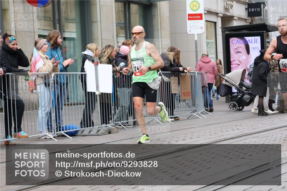 05.10.2025 - 20. swb-Marathon Bremen Strokosch-Dieckow http://msf.ph/oto/9293828 05.10.2025 12:47:19 Ziel 1249, 1688, 5640, 6984, 9046, 1249, 1688, 5640, 6984, 9046 meine-sportfotos.de