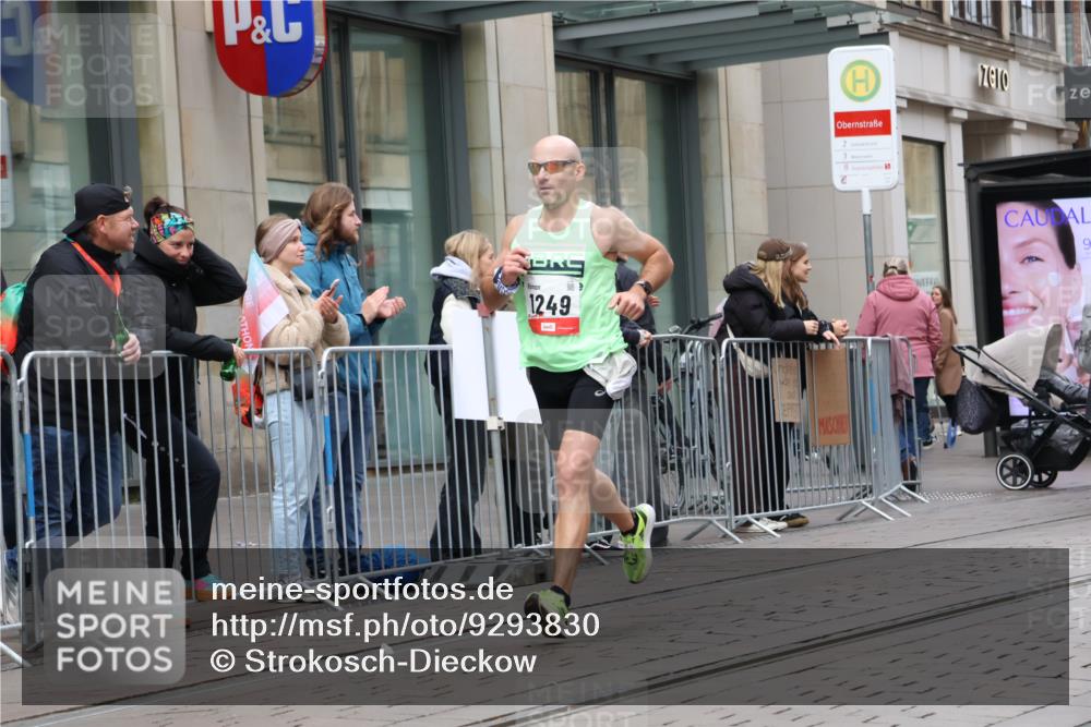 05.10.2025 - 20. swb-Marathon Bremen Strokosch-Dieckow http://msf.ph/oto/9293830 05.10.2025 12:47:19 Ziel 1249, 1688, 5640, 6984, 9046, 1249, 1688, 5640, 6984, 9046 meine-sportfotos.de