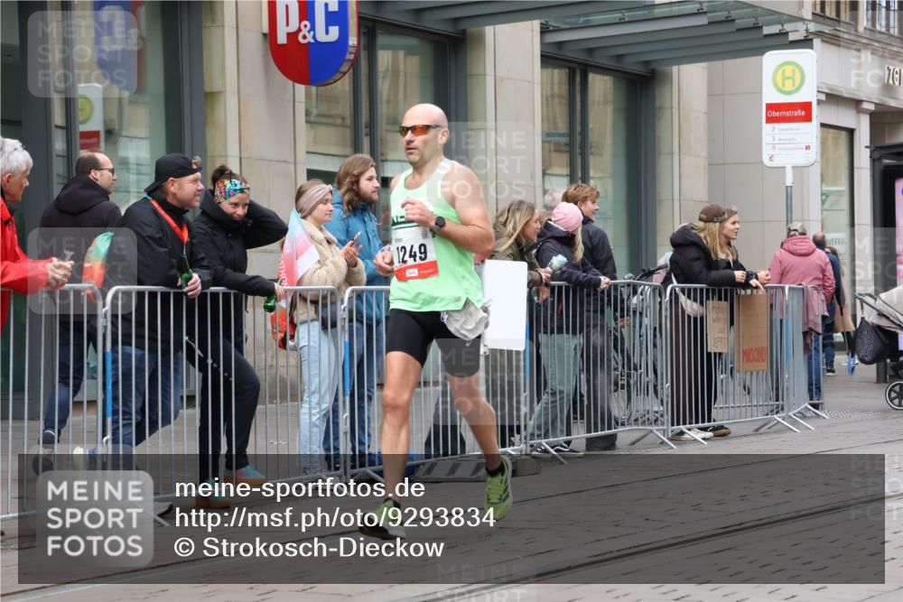05.10.2025 - 20. swb-Marathon Bremen Strokosch-Dieckow http://msf.ph/oto/9293834 05.10.2025 12:47:19 Ziel 1249, 1688, 5640, 6984, 9046, 1249, 1688, 5640, 6984, 9046 meine-sportfotos.de